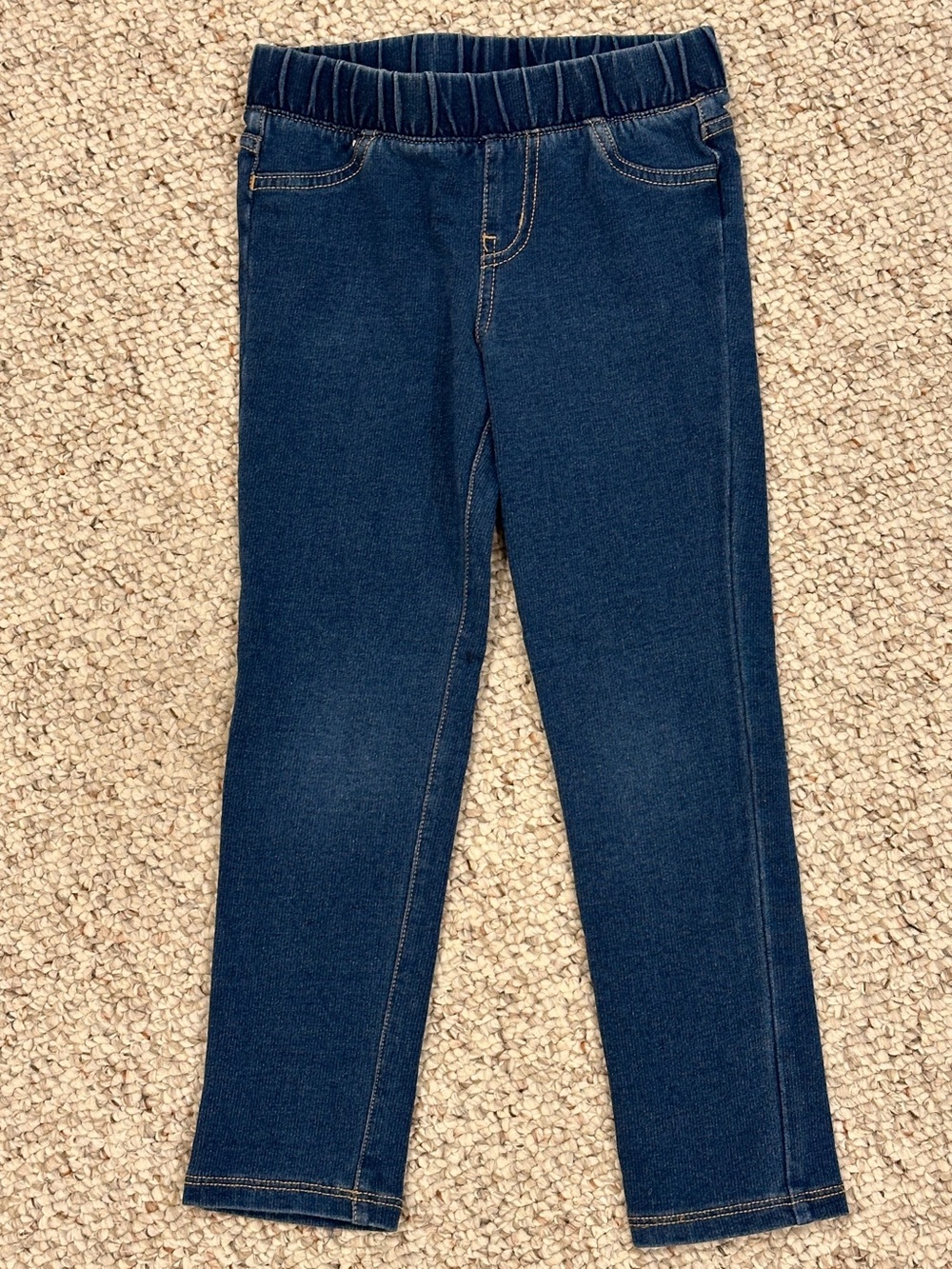 Bundle of 4 pairs of leggings for girls. Size 4T - Picture 4 of 12